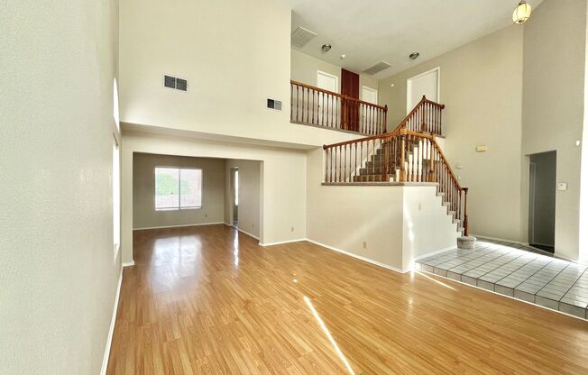 Gorgeous 4 Bedroom Home with Pool & Spa Located in The Lakes