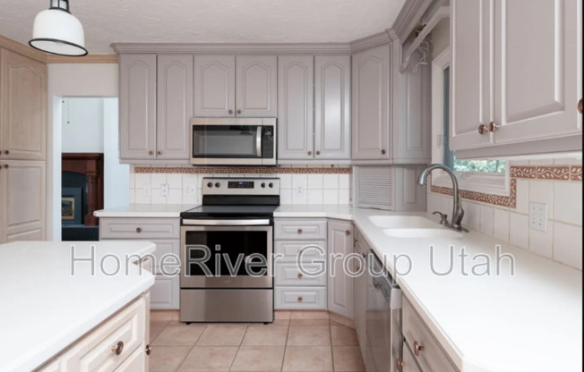 2699 E GRANDVIEW DR