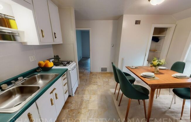 Studio, 1 bath, 425 sqft, $599, Unit 817 W 11th Street #3