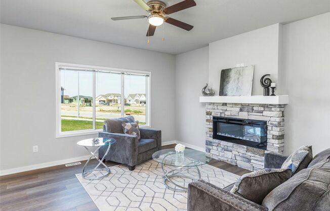 Charming 3 Bedroom Home in Urbandale!