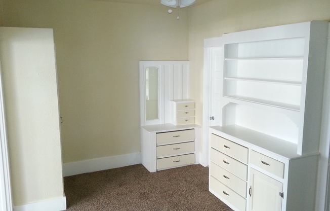Studio, 1 bath, 325 sqft, $1,400, Unit 04
