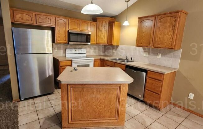 $1,650 - 3 bedroom / 3 bathroom - Single Family Home