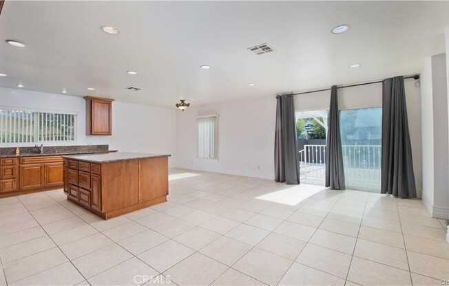 4 beds, 2.5 baths, 2,500 sqft, $5,200