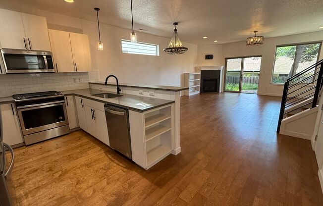 Video! Beautiful new large four bedroom home, Beaverton