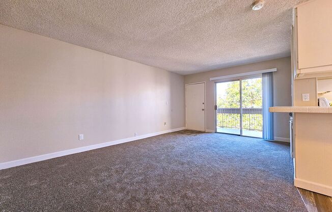 2 beds, 1 bath, 800 sqft, $1,995, Unit 33-13