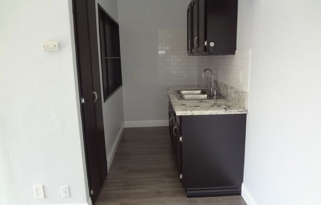 1 bed, 1 bath, $1,650, Unit F