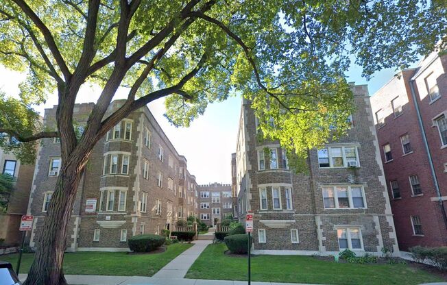 Beautiful Courtyard Building, Near the Lake in Evanston!