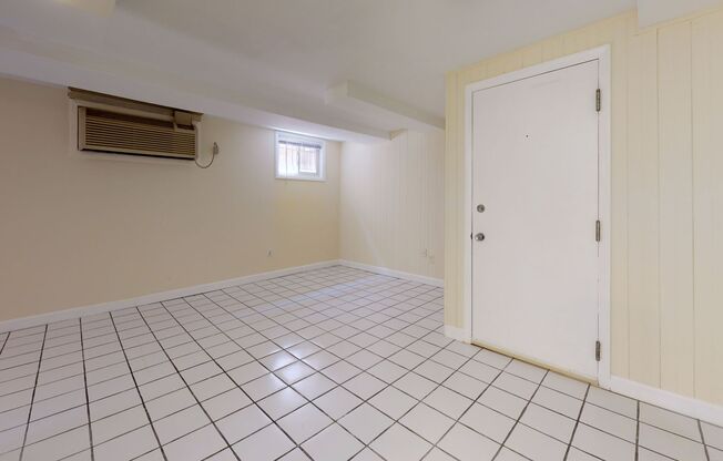 MacArthur Blvd Studio Apartment W/Off Street Parking Included!