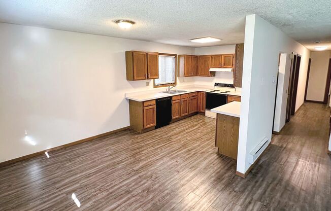 3 beds, 1 bath, 1,100 sqft, $1,600, Unit 907