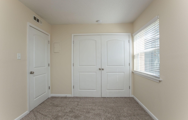 2 beds, 1 bath, 715 sqft, $918