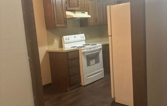 2 beds, 1 bath, 900 sqft, $990, Unit #14