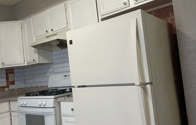 1 bed, 1 bath, 700 sqft, $780, Unit 425 Leeds Ave