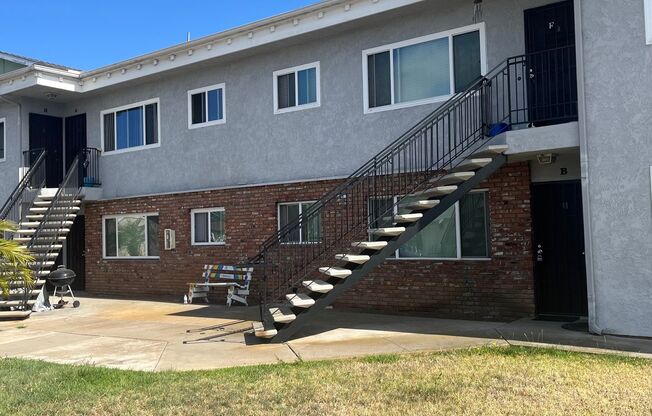 1075 Donax Ave