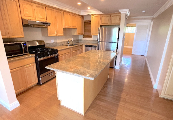 2 beds, 1.5 baths, 950 sqft, $4,195