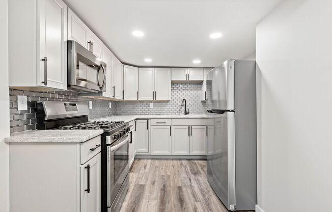 SCORE 50% OFF 1ST MONTH'S RENT IF SIGNED BY DEC 12! Stunning 4 bedroom home in Mt. Washington available Dec 26!