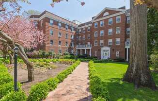 90 KNIGHTSBRIDGE RD