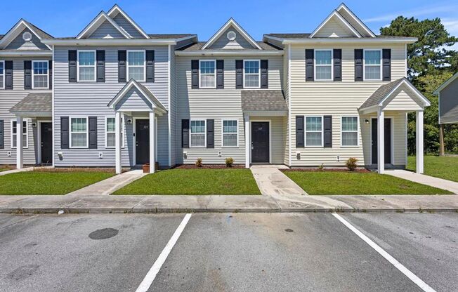 Minutes to OAJ Airport! Newly Remodeled Townhome!