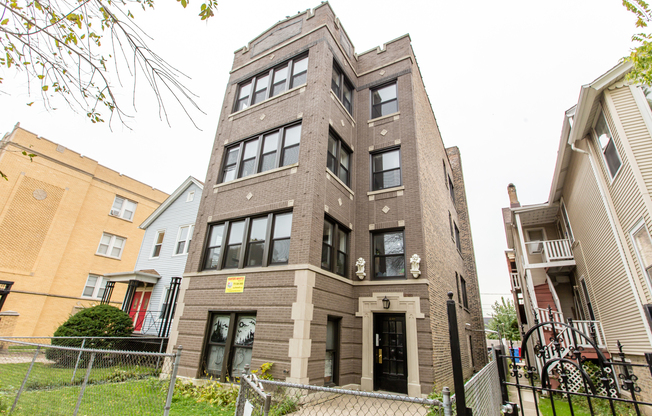 GINORMOUS TOP FLOOR Condo Quality 4BED/2BATH in Logan Square! Central Air! In-Unit Laundry!