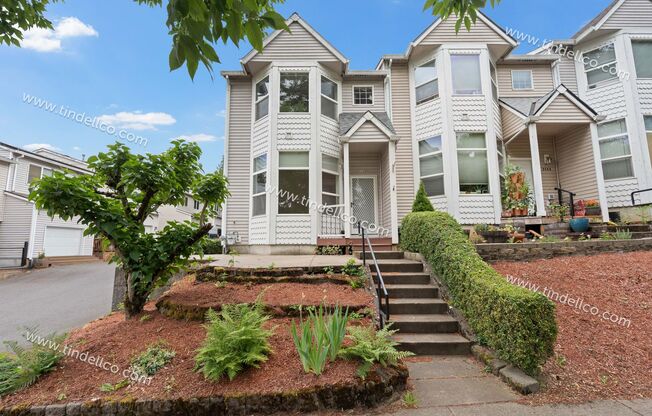 Bright & Beautiful Condo w/ Dual Primary Bedrooms, Walk-In Closets, Garage & A/C~ Located in NE Portland!