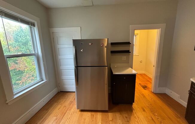 3 beds, 1 bath, $2,600, Unit 2