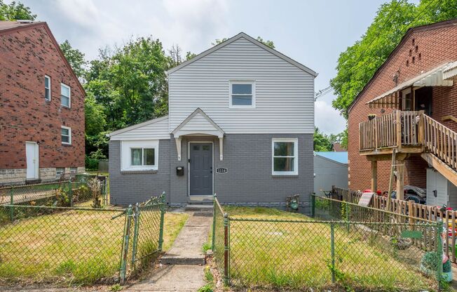 *SCORE 1 MONTH FREE RENT IF SIGNED BY 4/17/24!!* LOCATION LOCATION LOCATION! FULLY RENOVATED 2 BEDROOM HOME WITH A LARGE FENCED IN YARD & A STUNNING BACK PORCH!