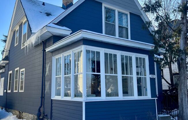 Fully Furnished, Large 3 Bedroom Home!