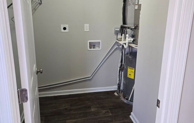 1 bed, 1 bath, 700 sqft, $925, Unit 1018 E Barton St Apt 1018-C