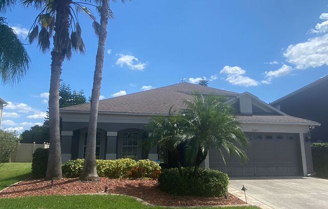5 BEDROOM HOUSE WITH PRIVATE POOL AND LAKE FRONT!