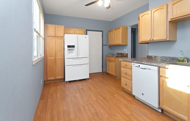 3 beds, 1 bath, $1,400, Unit LOWER