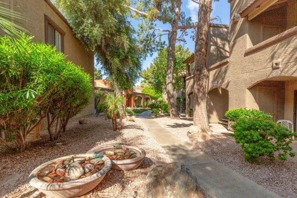 Beautiful Courtyard With Walking Paths at Glen Oaks Apartments, Glendale, AZ