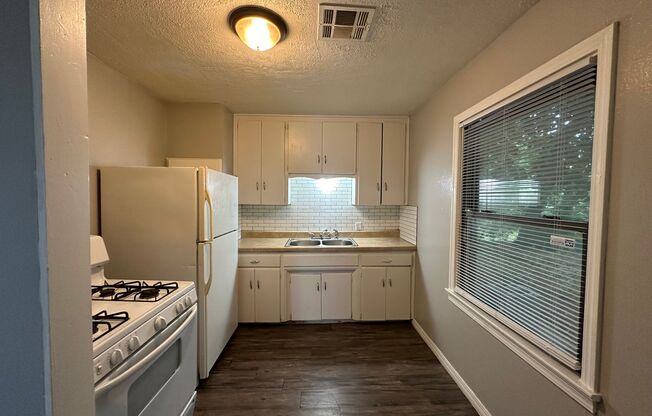 3 beds, 1 bath, $925