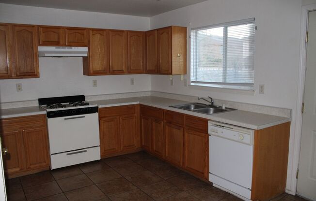 3 beds, 2 baths, $1,395