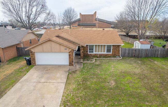 3 Bed / 2 Bath in Broken Arrow!