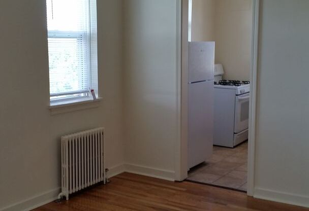 1 bed, 1 bath, 660 sqft, $920, Unit 551 Larose Street 12