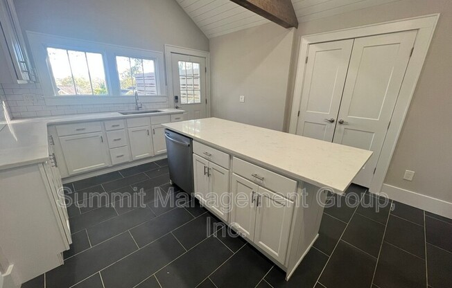 129 WHITEFOORD AVE NE