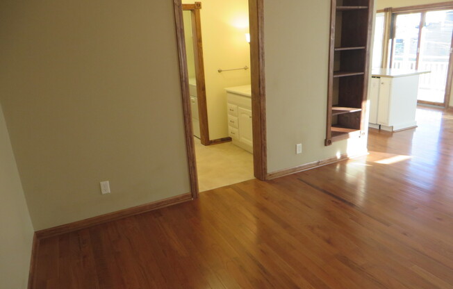 1 bed, 1 bath, 937 sqft, $1,345, Unit 919 West Berry