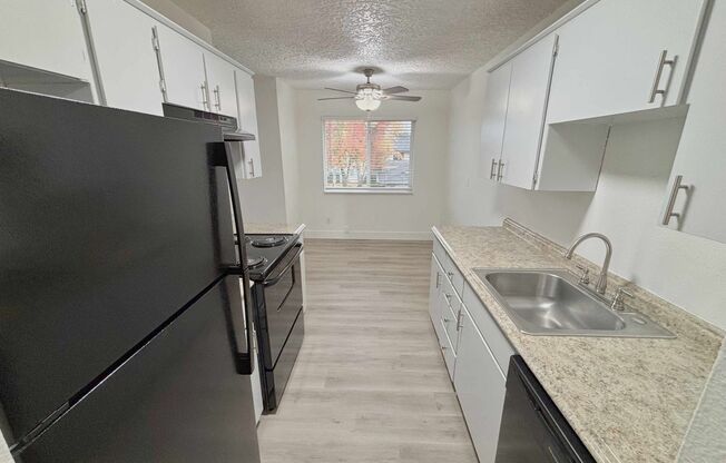 3 beds, 1 bath, 800 sqft, $1,595, Unit 53