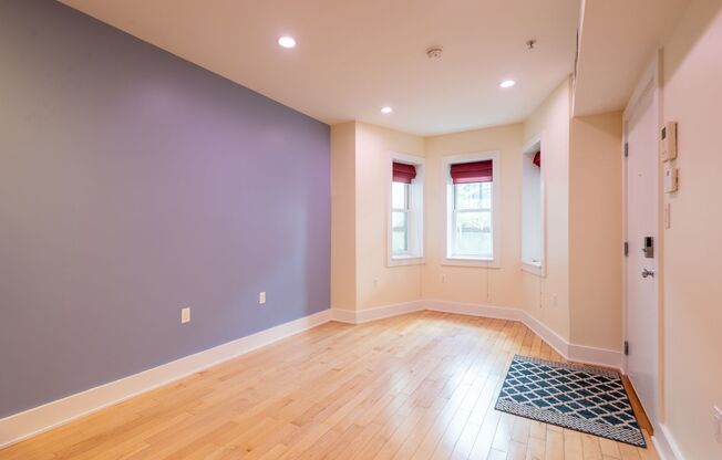 Lovely 1 BR + 1 Den/2 BA Condo in Mt Vernon Square!