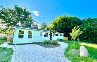 Beautifully 3-Bedroom Home with Large Covered Deck in Lynnwood