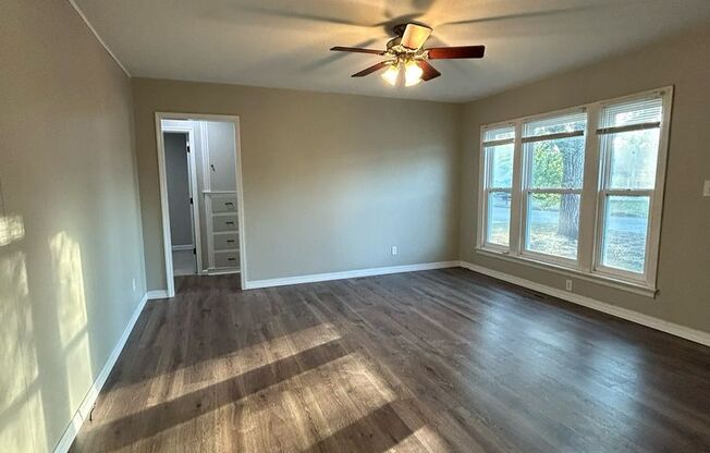 3 beds, 1 bath, $950