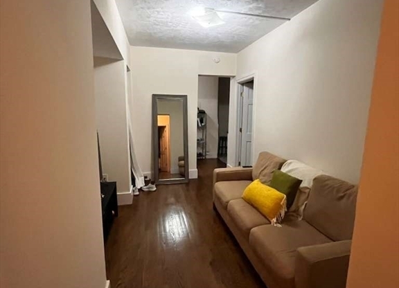 3 beds, 1 bath, 837 sqft, $5,600, Unit 4