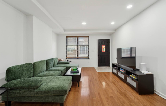 Newly Renovated Townhome in South Philadelphia! Available NOW!