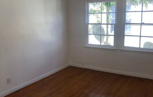 ******* BEAUTIFUL FRENCH NORMANDY STYLE 2BR APARTMENT *******