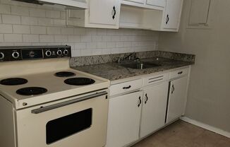 2 beds, 1 bath, $700, Unit 204