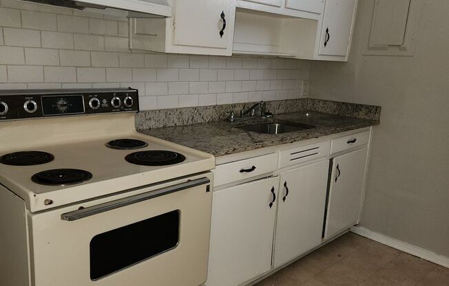 2 beds, 1 bath, $700, Unit 204