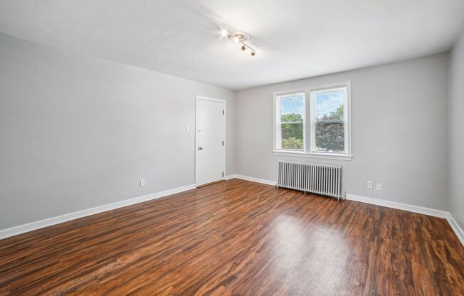 2 beds, 1 bath, 775 sqft, $1,060, Unit 643 Southcrest Court #3