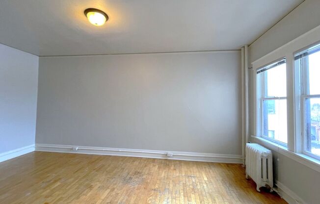 Studio, 1 bath, 410 sqft, $1,095, Unit 300