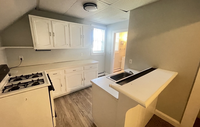 3 beds, 1 bath, $2,650, Unit 6