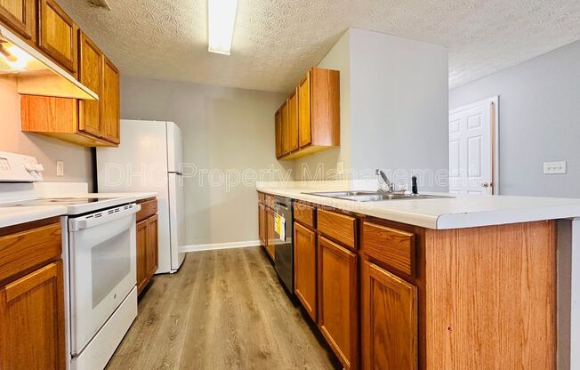 5607 STRATHMOOR MNR CIR