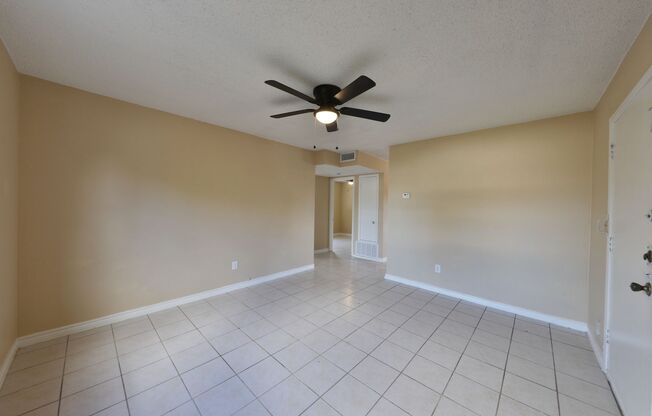 2 beds, 1 bath, $925, Unit 2
